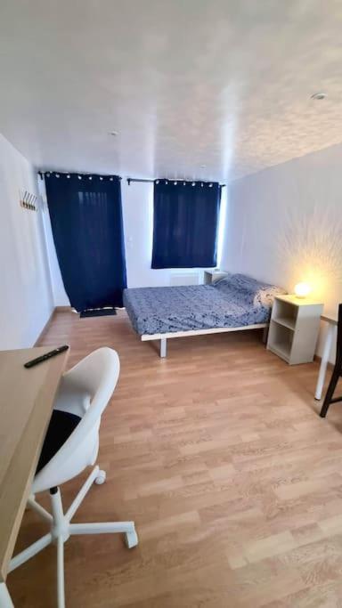 Studio En Rez De Jardin Avec Terrasse Privee - Le Petit Chateau Avesnois - Tv - Wifi - Logement Complet Avesnes-sur-Helpe Exterior foto